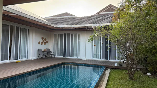 The pool and the house seen from the garden